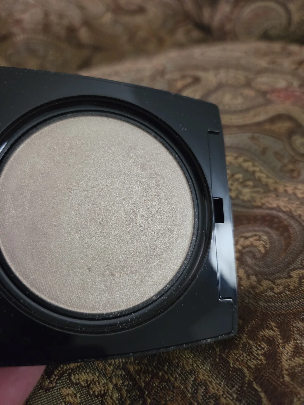 Dual Finish Highlighter Compact — Shimmering Buff (Black Compact)
